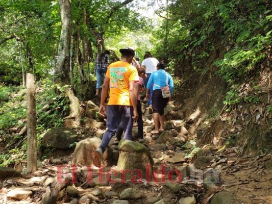 Consternación en velorio de tres niños asesinados por su padre en El Corpus, Choluteca
