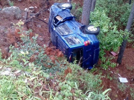 Familia se salva de morir al caer su vehículo a un precipicio en carretera a Cortés