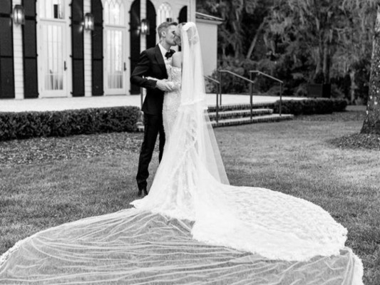 Hailey Bieber comparte primeras fotografías de su vestido de novia