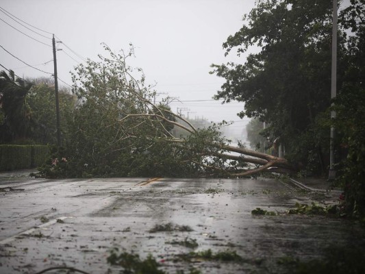 El fortalecido huracán Irma impacta en Cayos de Florida