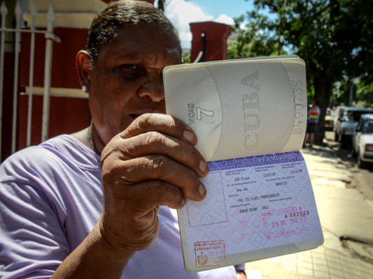 Cubanos autorizados a viajar libremente a partir de 2013