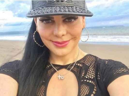 Maribel Guardia muestra cintura y prominentes caderas en sexy traje de baño