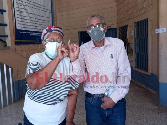 Doña Inés y don Manuel, la pareja septuagenaria que madrugó a hacer democracia