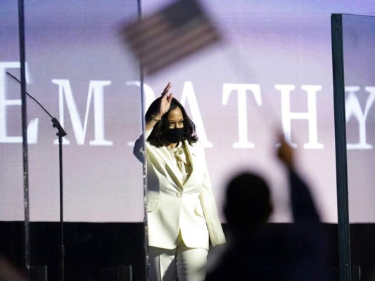 FOTOS: Así fue la puesta en escena de Kamala Harris en su primer discurso