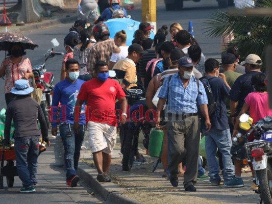 Multitudes en días de suministro hacen peligrar lucha contra virus