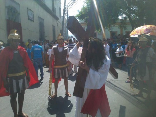 Fe y devoción de hondureños en solemne procesión del Vía Crucis