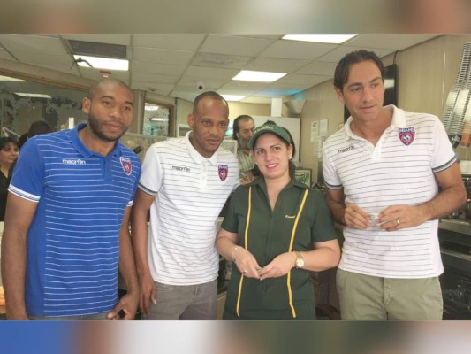 Wilson Palacios olvida el fútbol y se vuelve ¡mesero!