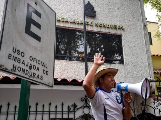 Migrantes hondureños exigen apoyo a su embajada en su paso por México&nbsp;