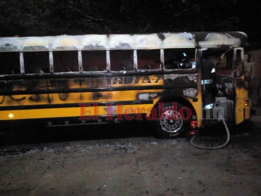 FOTOS: En cenizas quedó bus de la ruta 7 incendiado en San Pedro Sula