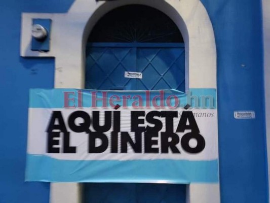 'Aquí está el dinero', el rótulo plasmado en la sede del Partido Nacional