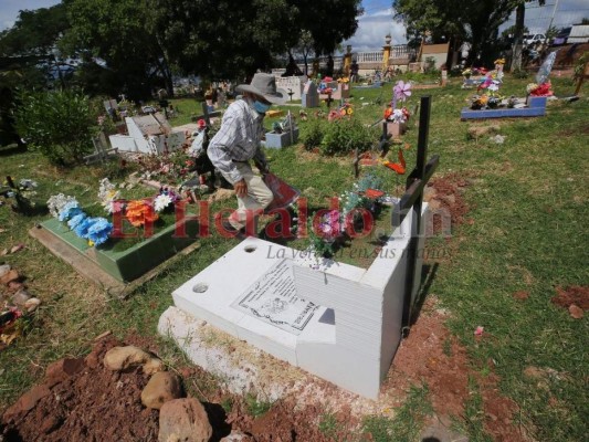 Don “Beto” Rodríguez Zúniga, confundido por su edad, buscaba la tumba de uno de sus nietos.