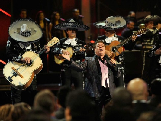 Latinoamérica lamenta y llora la muerte de Juan Gabriel, 'El Divo de Juárez'
