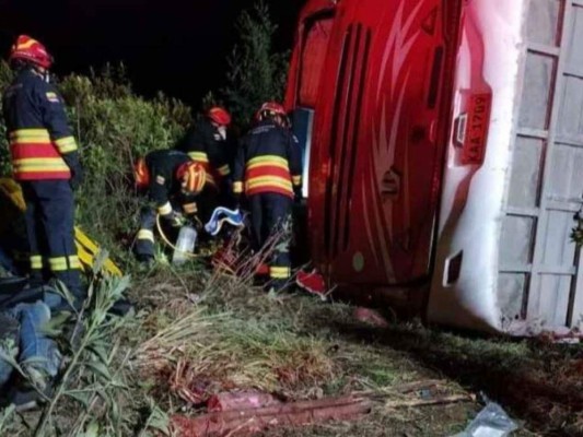 Vuelca autobús en Ecuador; ocho muertos y 20 heridos