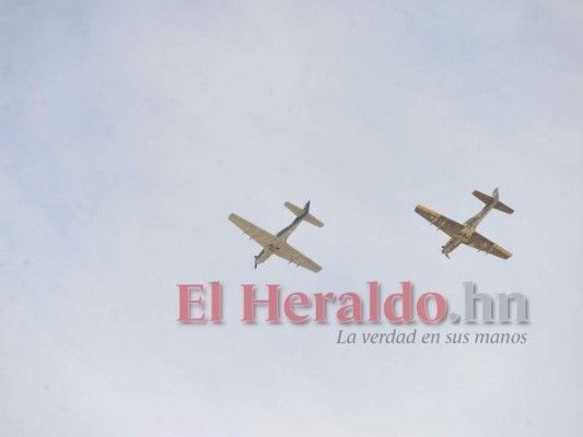 Por aire y tierra: con desfiles interinstitucionales rinden honor en el Bicentenario