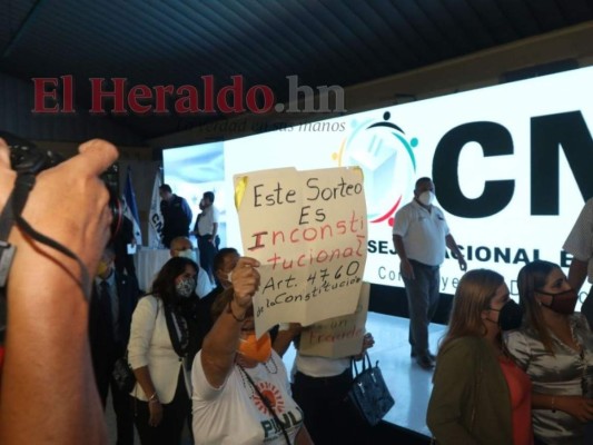 Así fue el zafarrancho durante el sorteo de posiciones en las papeletas electorales del CNE (Fotos)