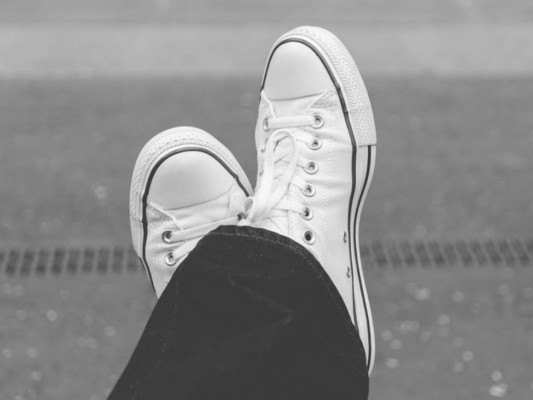 ¿Cómo limpiar tus tenis blancos sin demasiado esfuerzo?