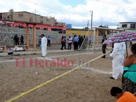Dolor y lágrimas en el campo donde mataron a hombre cuando jugaba (Fotos) &nbsp;