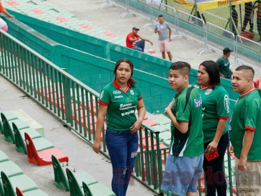 FOTOS: Aficionados y policías se enfrentan afuera del Yankel Rosenthal antes del partido Marathón vs. Motagua