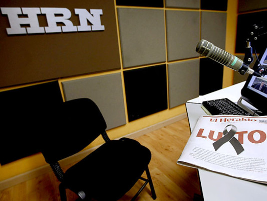 Con la voz quebrada por el dolor inició transmisión de HRN