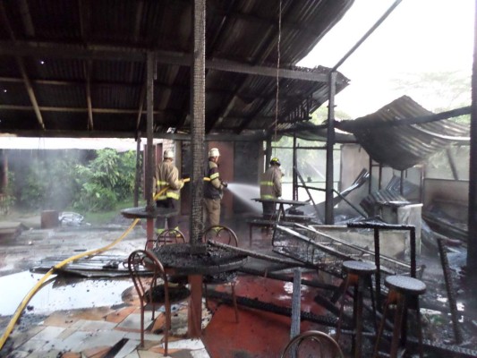 Incendio destruye negocio en Talanga
