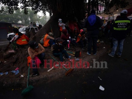 Montañas de basura amanecieron en la capital tras celebración de Año Nuevo (FOTOS)