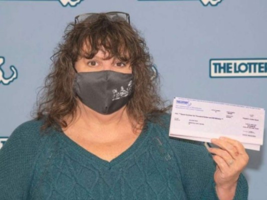 Mujer de Massachusetts tira boleto de lotería con premio millonario