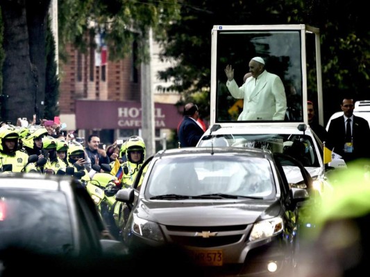 Francisco se hiere el rostro al golpearse contra el papamóvil en Colombia