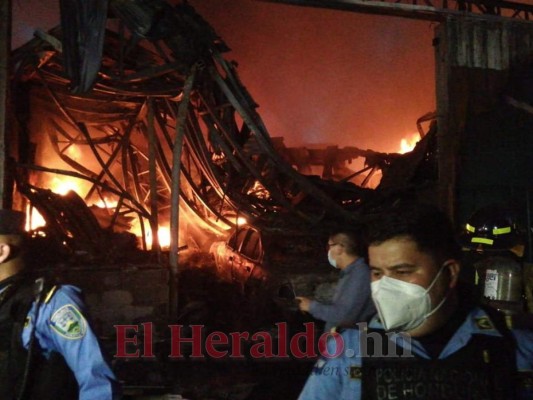 Primeras imágenes del voraz incendio en el barrio Lempira de Comayagüela