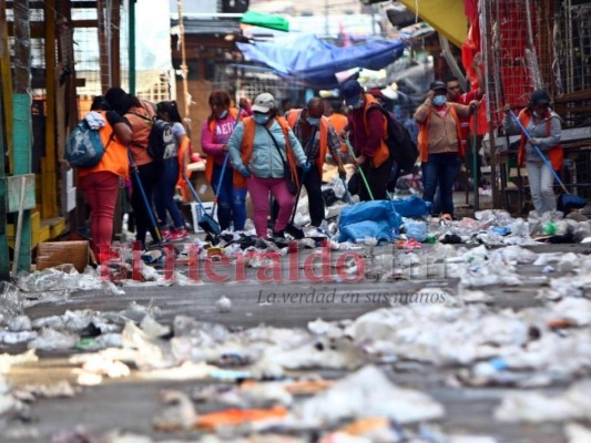 Montañas de basura amanecieron en la capital tras celebración de Año Nuevo (FOTOS)