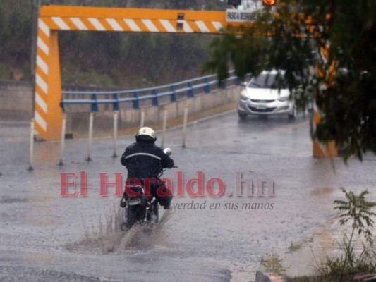 Fuertes lluvias e inundaciones deja ingreso de humedad en la capital (FOTOS)