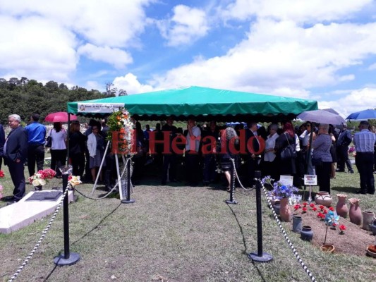 Despiden los restos mortales del exministro de Finanzas, William Chong Wong