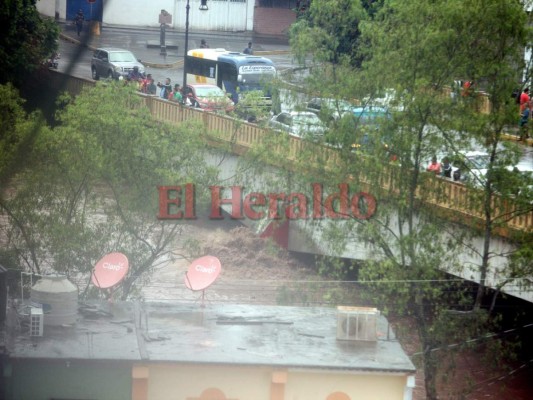 Impactantes imágenes de la crecida del río Choluteca en la capital de Honduras