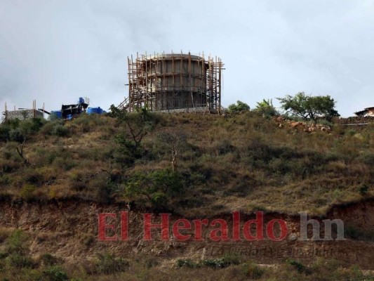 En la actualidad se construye una cisterna para abastecer de agua. Foto: Emilio Flores/El Heraldo