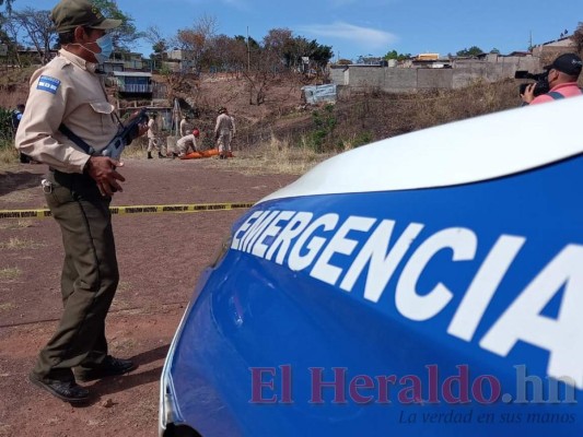 Las dramáticas imágenes del hallazgo del cadáver de un taxista raptado en la capital (FOTOS)