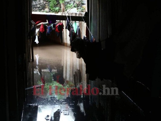 FOTOS: Colapso de tubería deja en la calle a cinco familias en colonia San Miguel