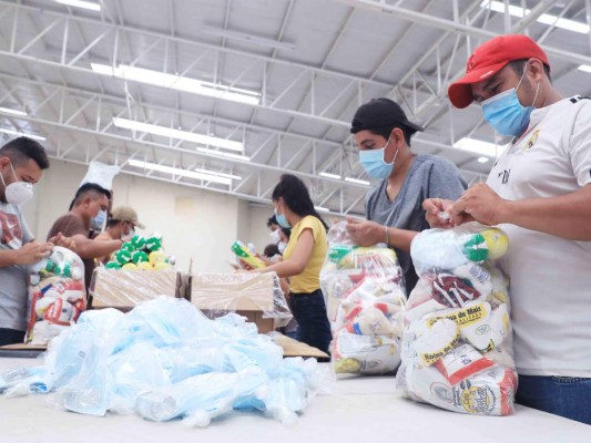 Entregan alimentos a alcaldes de Yoro, San Manuel y Santa Bárbara para damnificados
