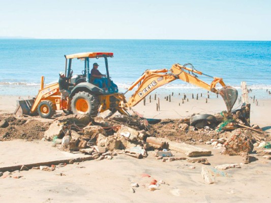 Vecinos de Cedeño organizan comité para limpiar las playas