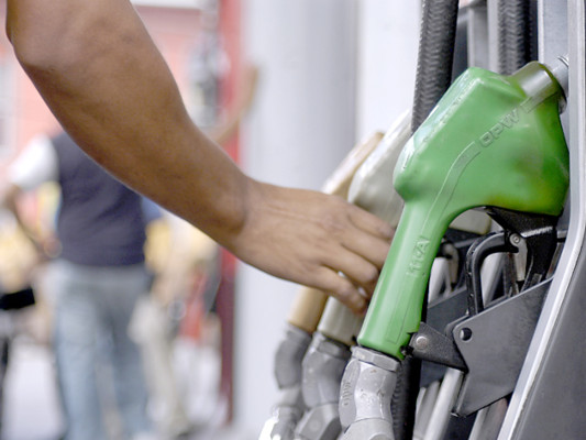 Proyectan leve alza a precios de los combustibles