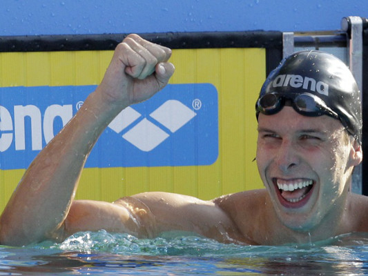 Campeón mundial de natación muere al sufrir infarto en la ducha