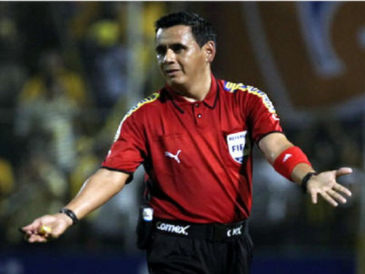 Benigno Pineda fue 'maligno' con su arbitraje en San Salvador