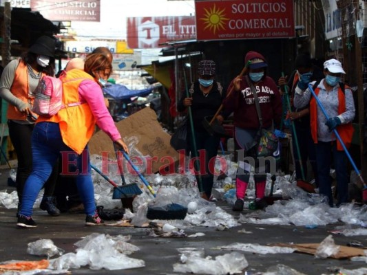 Montañas de basura amanecieron en la capital tras celebración de Año Nuevo (FOTOS)