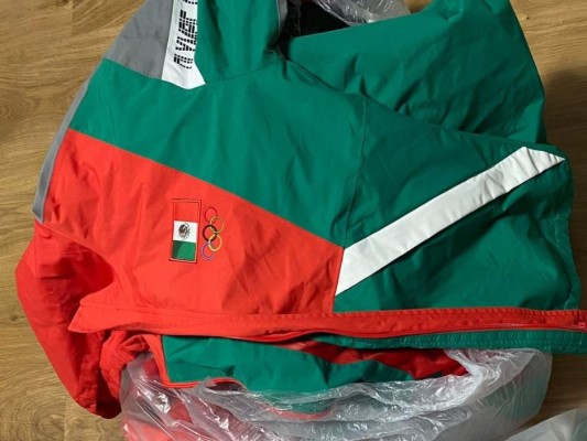 Así fueron encontradas las indumentarias de la selección de softbol femenil de México en el basurero de la Villa Olímpica de Tokio. Foto: @BriandaTamara en Twitter