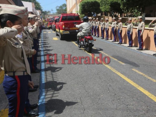 El emotivo recibimiento de los restos del bombero Óscar Madrid, tercer héroe nacional víctima de incendio