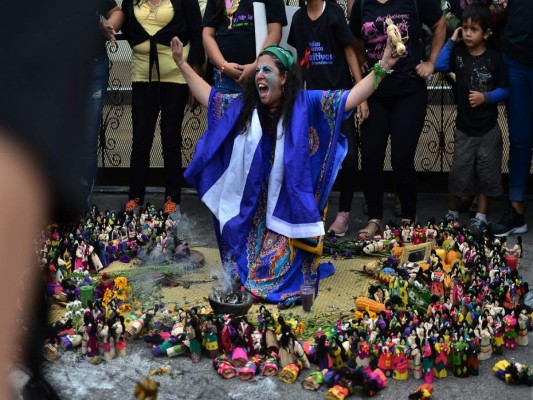 FOTOS: Con quema de monigotes, hondureñas celebran día contra la violencia hacia la mujer