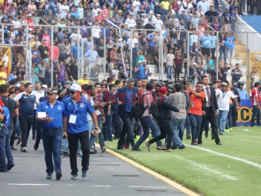 FOTOS: Golpes, empujones y gritos, así fue el altercado de Diego Vazquez en la cancha del Nacional