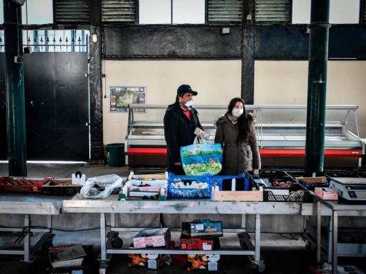 FOTOS: Francia respira con máscaras, cierra comercios y permanece confinada