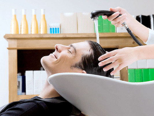 Más hombres van a salones de belleza en EE UU