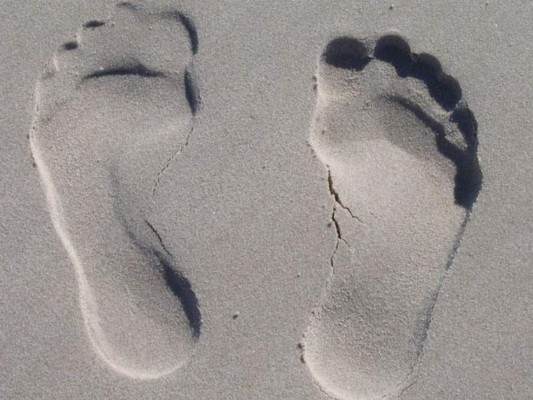 Un hombre se ahoga en un hoyo que cavó en la arena en una playa de Francia