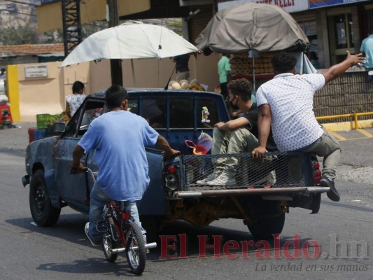 En 'pailas', así se movilizan capitalinos ante falta de transporte público