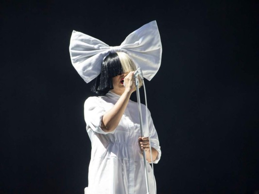 Sia durante su presentación en el V Festival en Hylands Park, Chelmsford. Foto: Agencia AP.